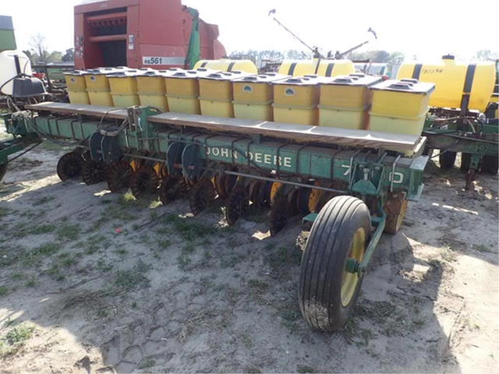 John Deere 7300 Equipment Image0