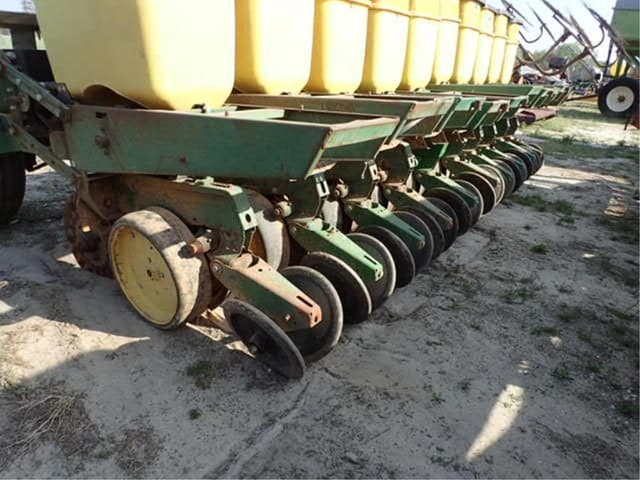 Image of John Deere 7300 equipment image 4