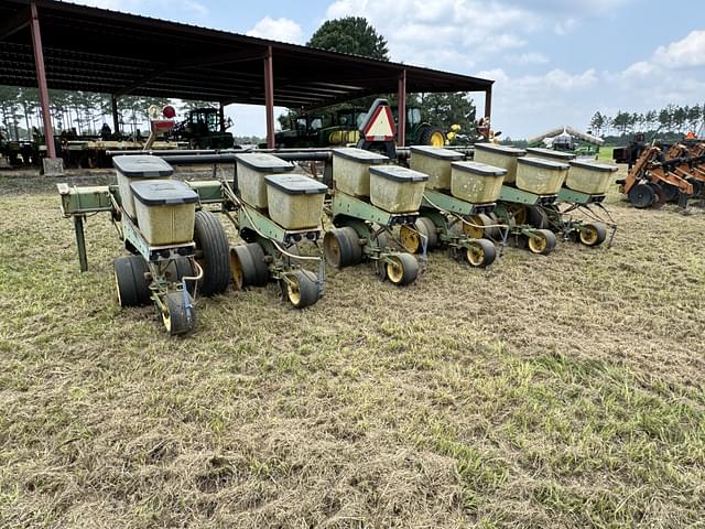 Image of John Deere 7300 equipment image 4