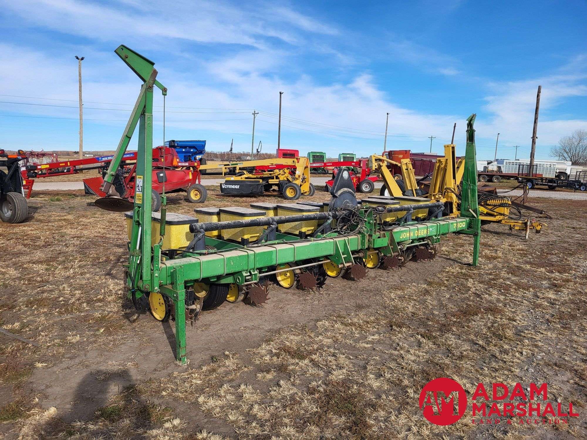 John Deere 7300 Equipment Image0