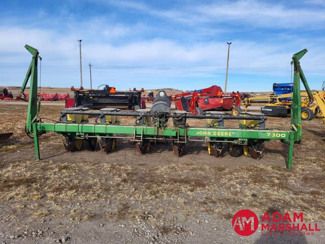Image of John Deere 7300 equipment image 4