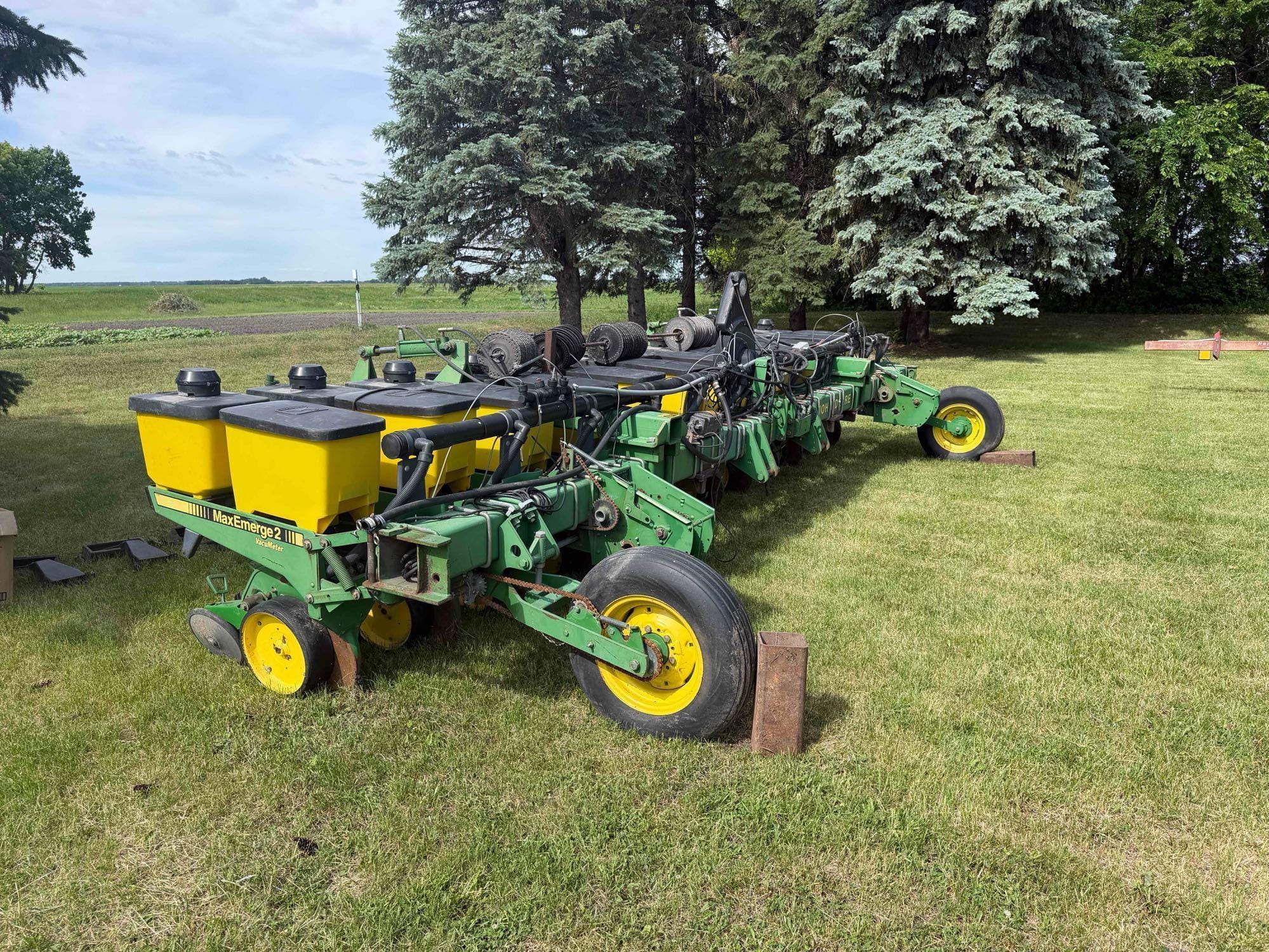 John Deere 7300 Equipment Image0