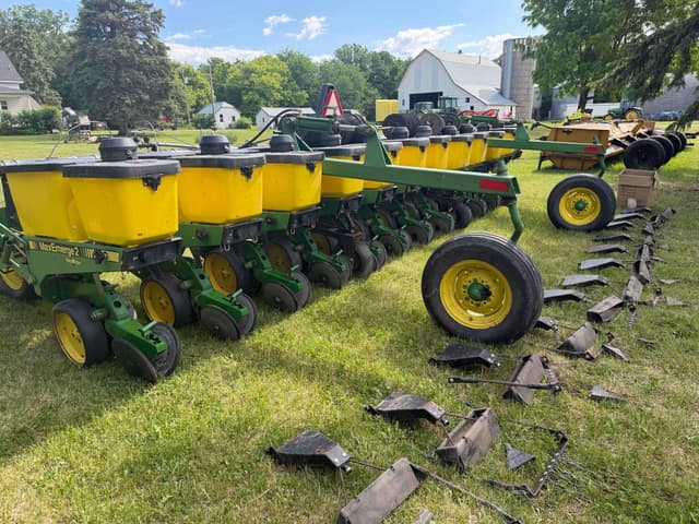 Image of John Deere 7300 equipment image 4