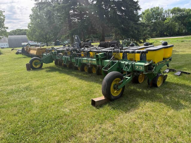 Image of John Deere 7300 equipment image 2