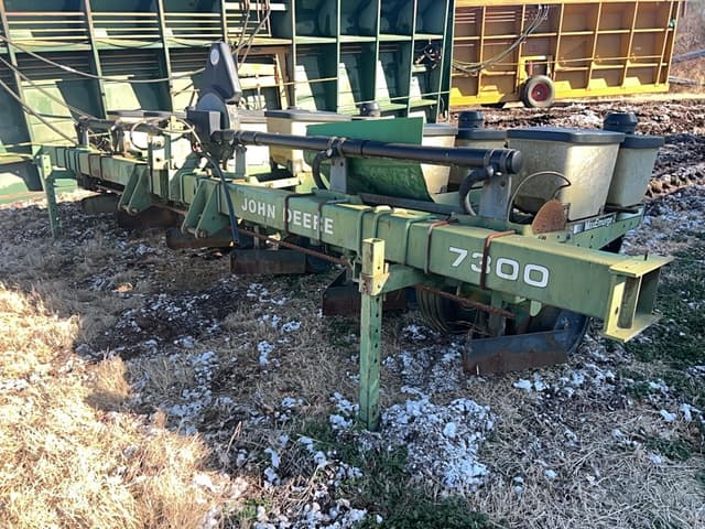 Image of John Deere 7300 equipment image 2