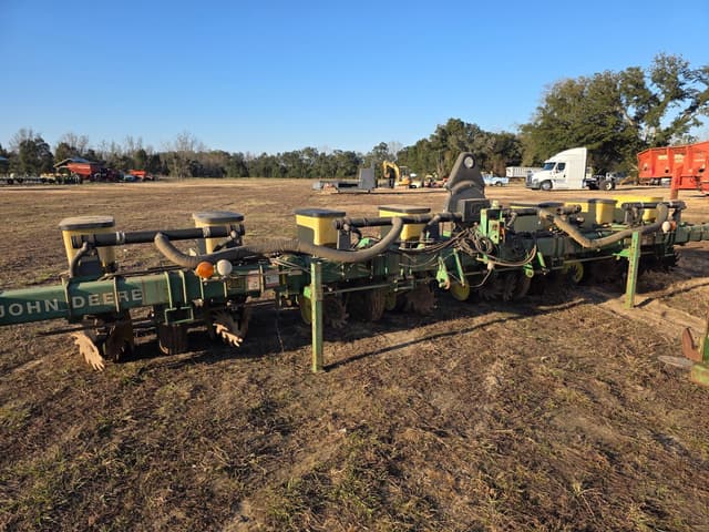 Image of John Deere 7300 equipment image 3