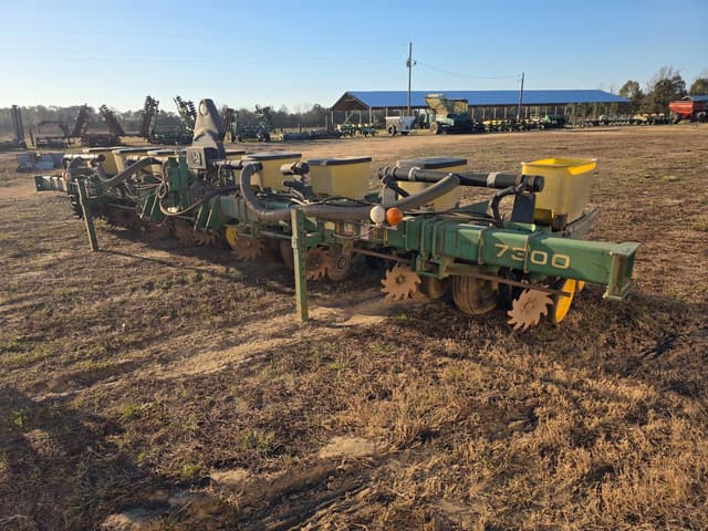 Image of John Deere 7300 equipment image 4