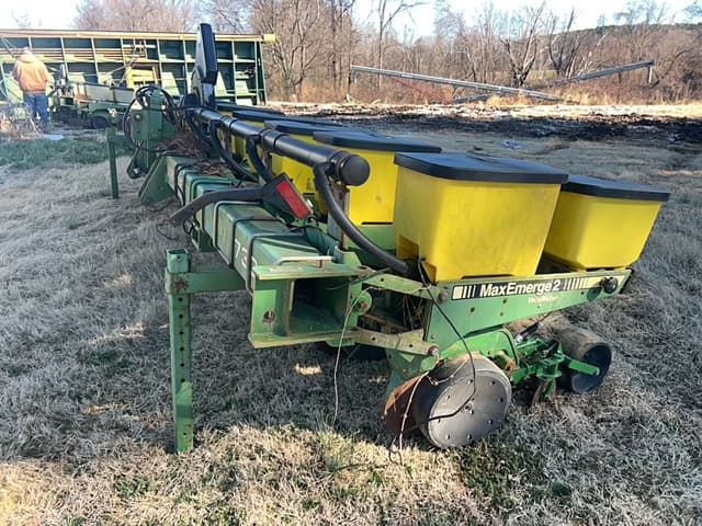 Image of John Deere 7300 equipment image 3