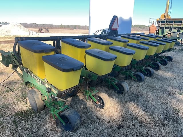 Image of John Deere 7300 equipment image 4