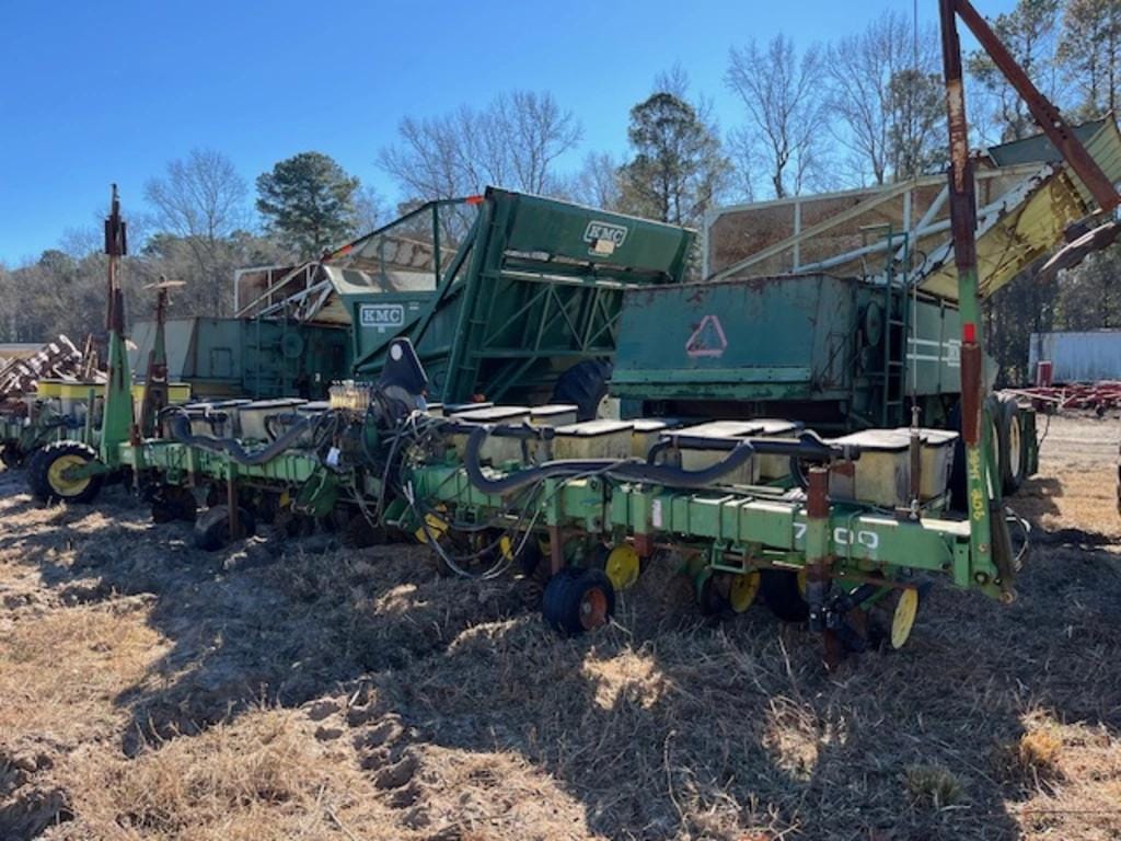 John Deere 7300 Equipment Image0