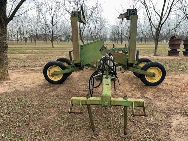 Image of John Deere 7300 equipment image 1