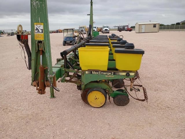 Image of John Deere 7300 equipment image 1