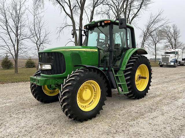 Image of John Deere 7320 equipment image 1