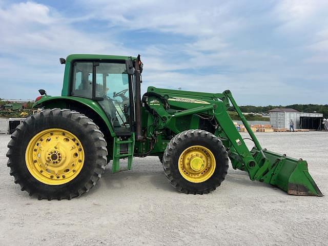 Image of John Deere 7320 equipment image 1