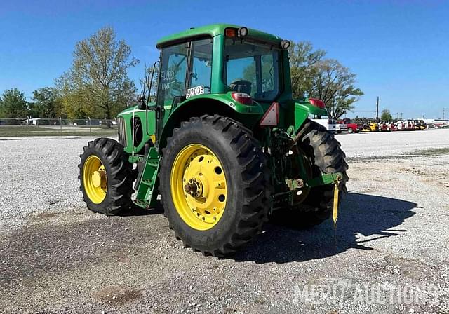 Image of John Deere 7320 equipment image 2