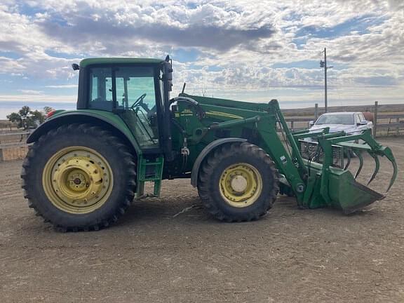 Image of John Deere 7330 equipment image 1