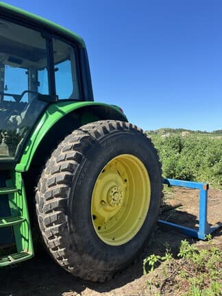 Image of John Deere 7330 equipment image 2