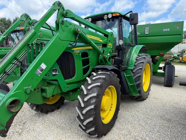 Image of John Deere 7330 equipment image 3