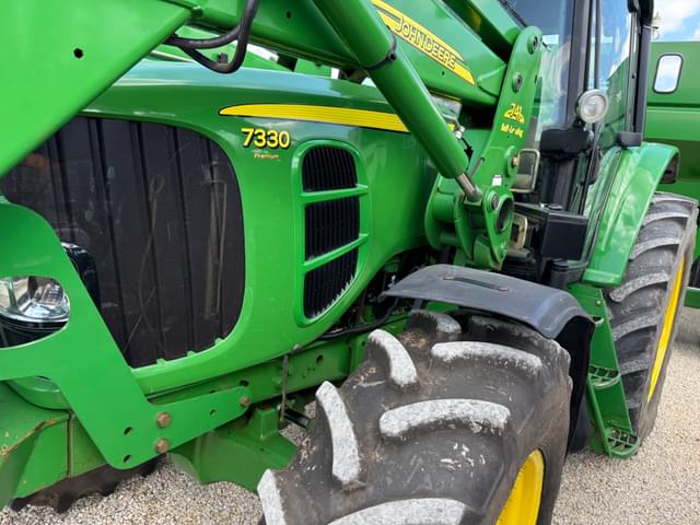 Image of John Deere 7330 equipment image 4