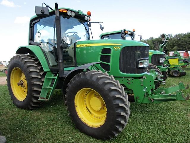 Image of John Deere 7330 equipment image 2