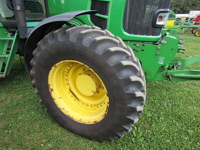 Image of John Deere 7330 equipment image 4