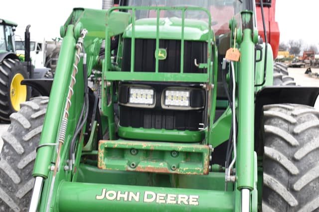 Image of John Deere 7330 equipment image 4