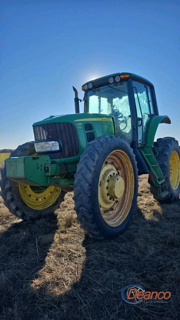 Image of John Deere 7330 equipment image 1