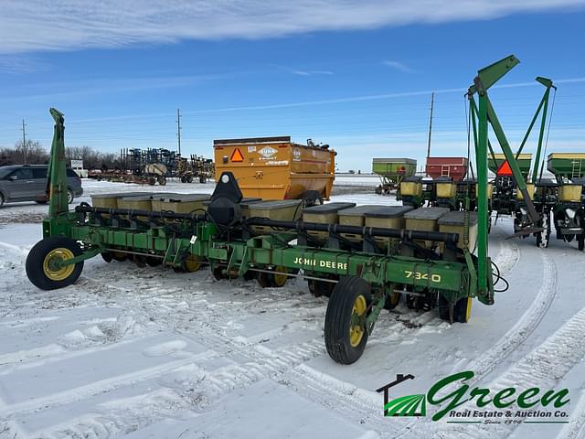 Image of John Deere 7340 equipment image 1