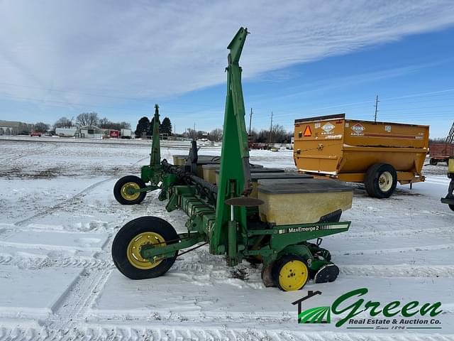 Image of John Deere 7340 equipment image 2