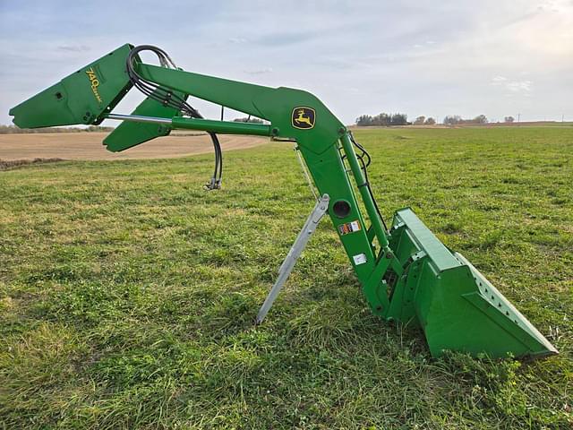 Image of John Deere 740 equipment image 1