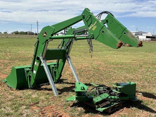 Image of John Deere 740 equipment image 2
