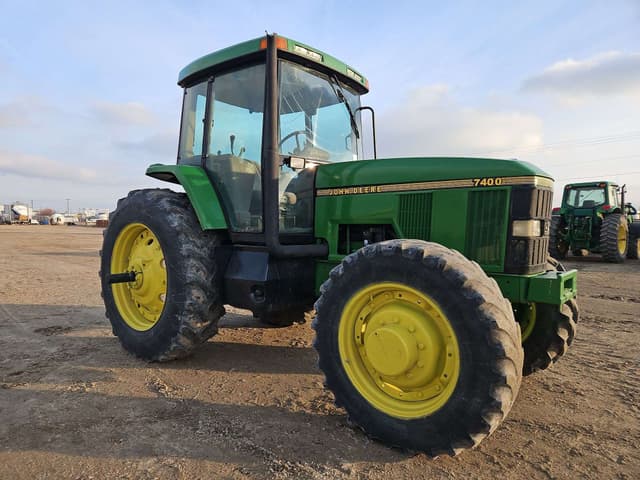 Image of John Deere 7400 equipment image 3