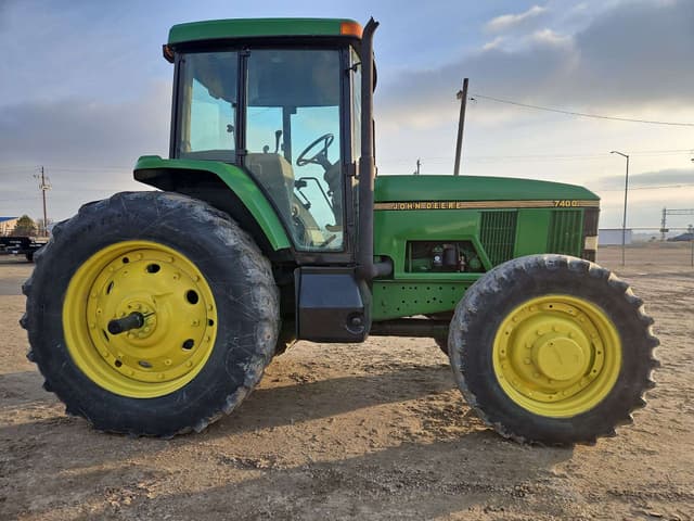 Image of John Deere 7400 equipment image 4