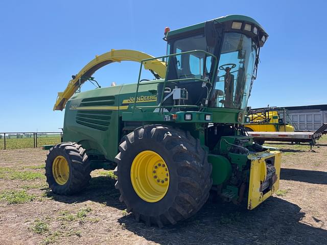 Image of John Deere 7400 equipment image 3
