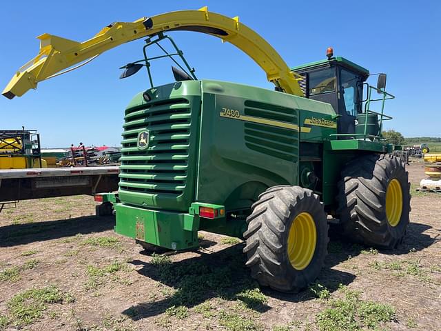 Image of John Deere 7400 equipment image 2