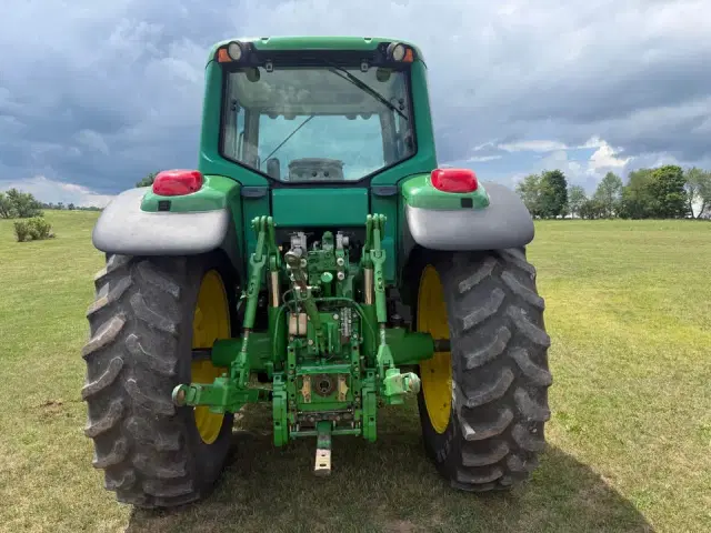 Image of John Deere 7420 equipment image 4
