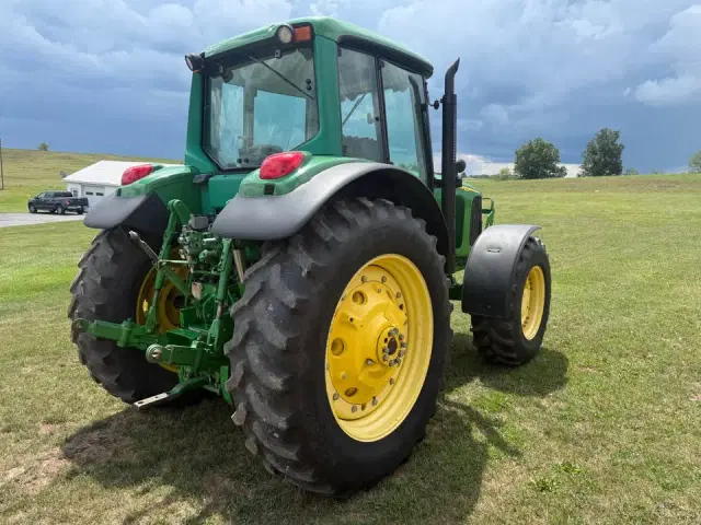 Image of John Deere 7420 equipment image 3