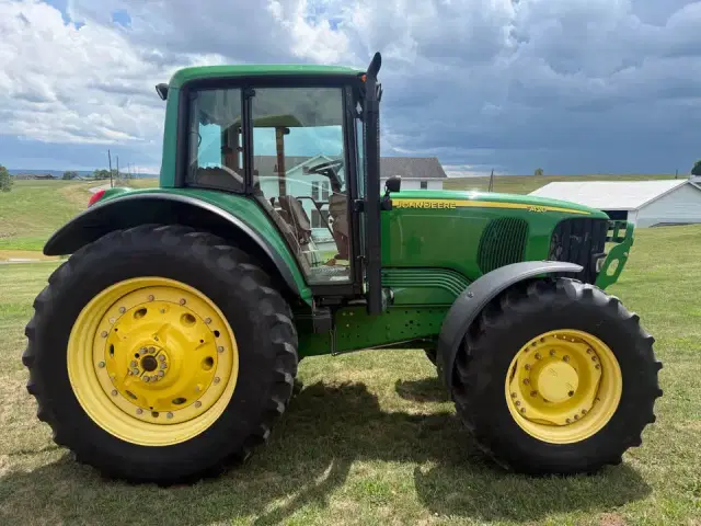 Image of John Deere 7420 equipment image 2