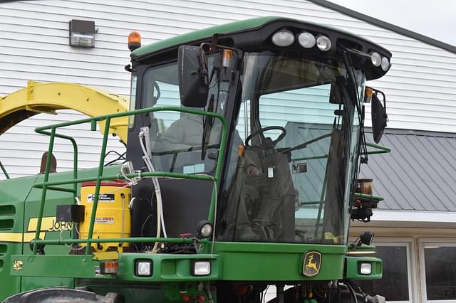 Image of John Deere 7450 equipment image 1