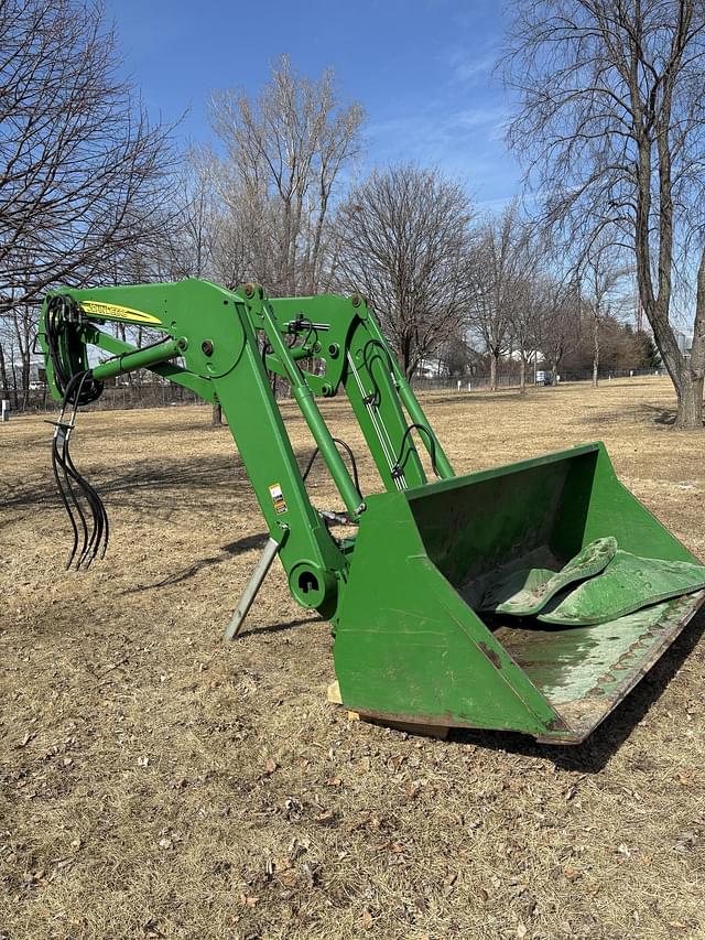 Image of John Deere 746 equipment image 1