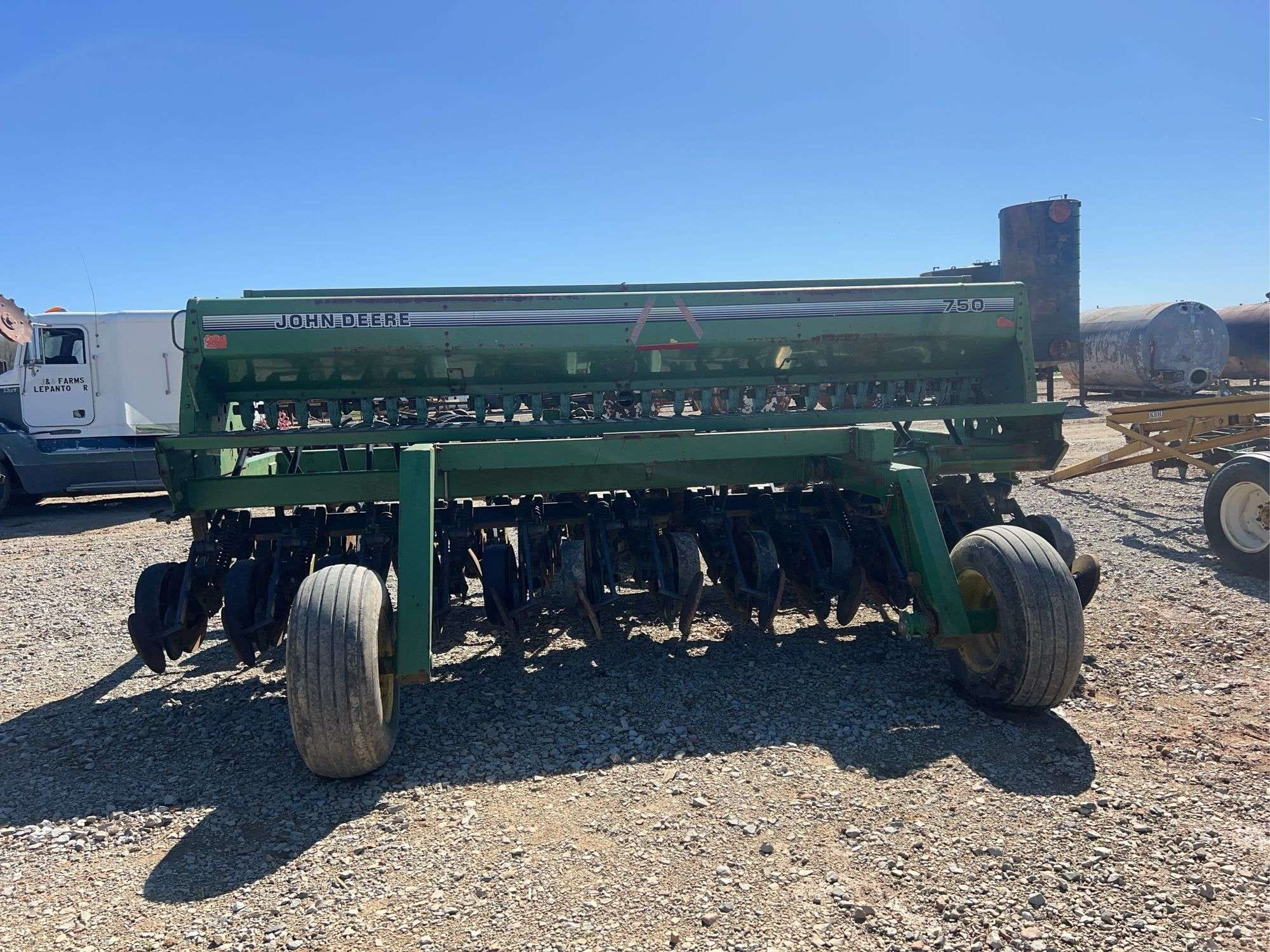John Deere 750 Equipment Image0