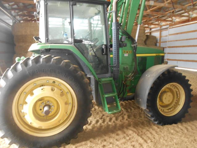 Image of John Deere 7510 equipment image 1