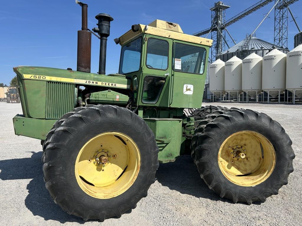 Image of John Deere 7520 Primary image