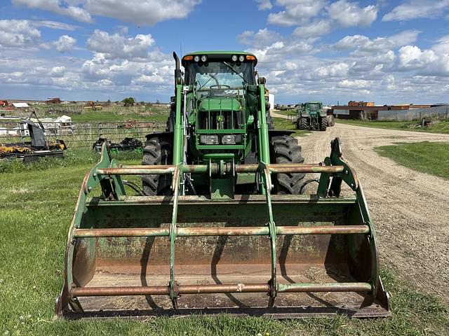 Image of John Deere 7520 equipment image 1