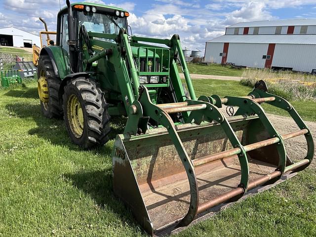 Image of John Deere 7520 equipment image 2