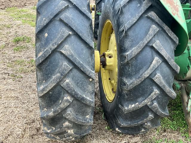 Image of John Deere 7520 equipment image 4