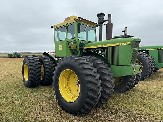 Image of John Deere 7520 equipment image 1