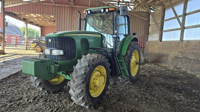 Image of John Deere 7520 equipment image 2