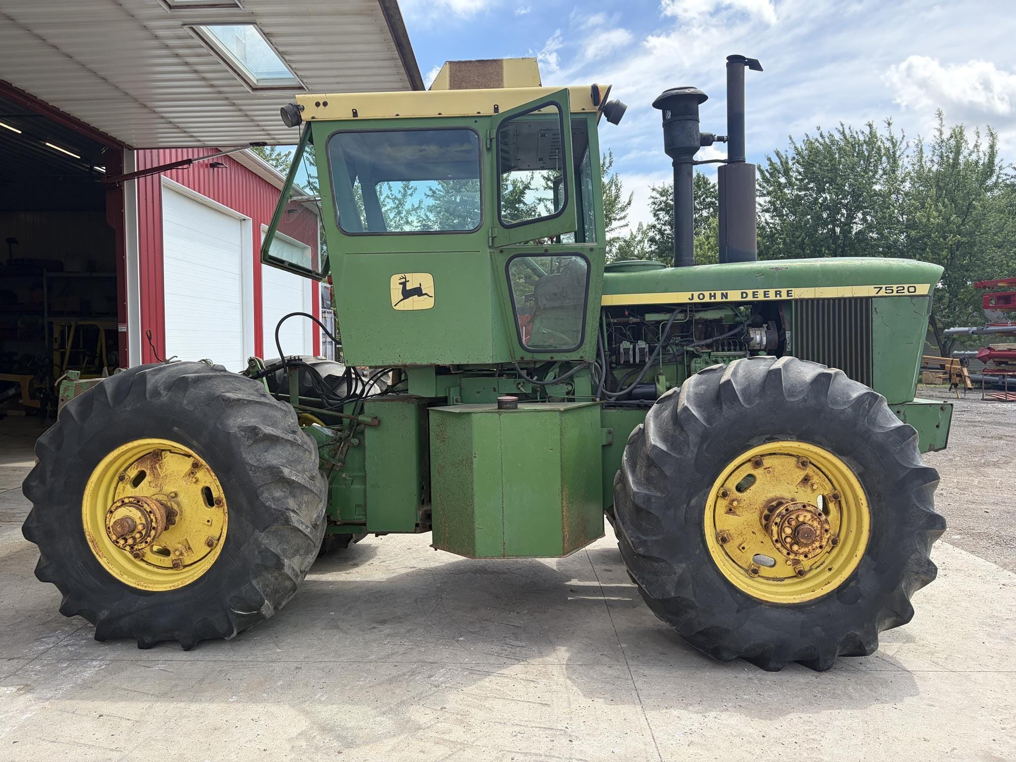 John Deere 7520 Equipment Image0
