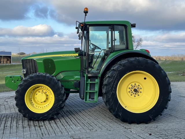 Image of John Deere 7520 equipment image 2